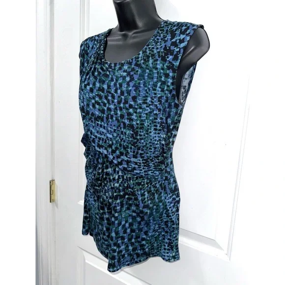 Ann Taylor sleeveless top featuring a blue geometric print, size Medium - Picture 2 of 4